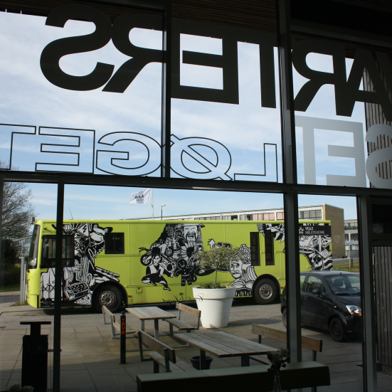 Biblioteksbussen foran Kvartershuset i Løget