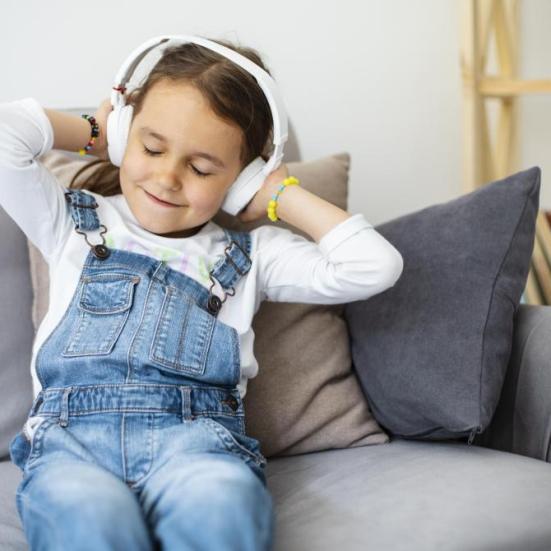 Lille pige med hovedtelefoner