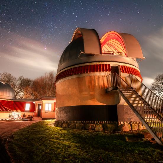 Foto af Ole Rømer Observatoriet med aftenhimmel i baggrunden.