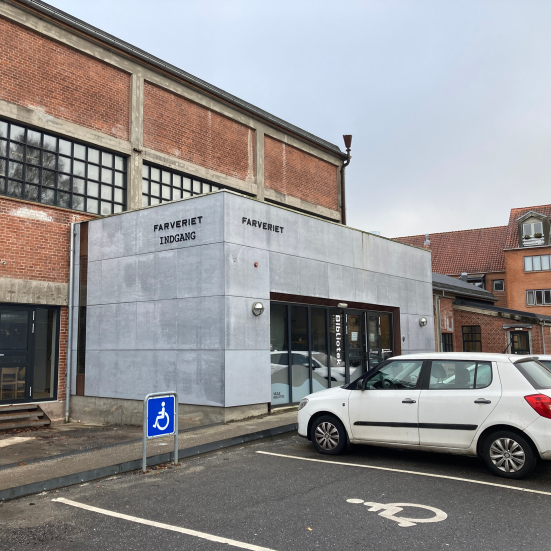 Indgangen til Vejle Bibliotek - Farveriet.