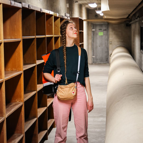 Foto af Maria Viftrup i kælderen under biblioteket.