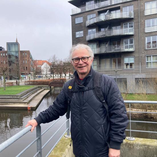 Foto af Jan ved Vejle Å midt i byen.
