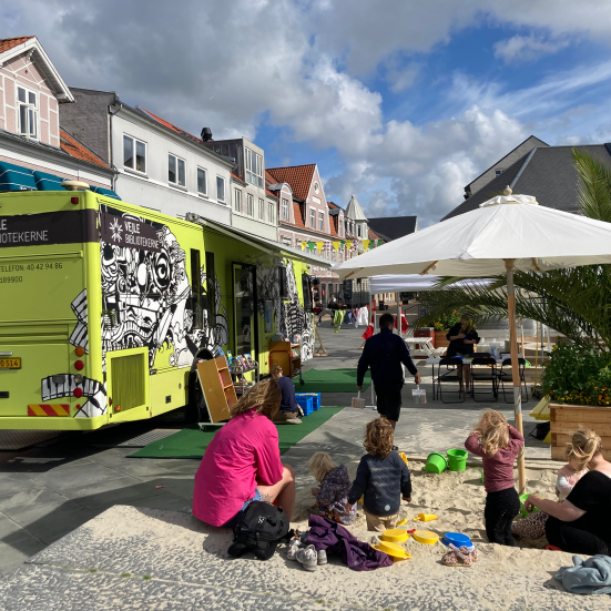 Biblioteksbussen til feriesjov på Nørretorv i 2022.