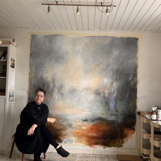 Pia Brix Thomsen på sit værksted ved et "Work in progress"-maleri.