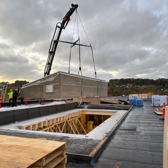 Kran placerer ovenlysvinduet på taget.