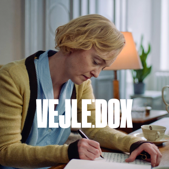 Stillbillede fra filmen som viser Astrid Lindgren, der skriver.