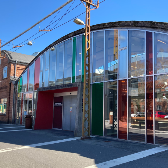 Foto af den ene hovedindgang til Spinderihallerne.