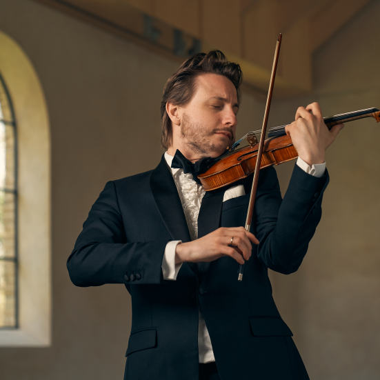 Niklas Walentin spiller violin.