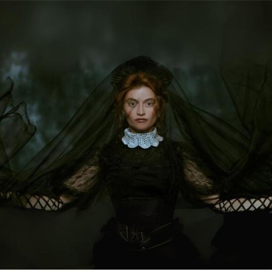 Kvinde klædt i gotisk stil kigger direkte ind i kameraet