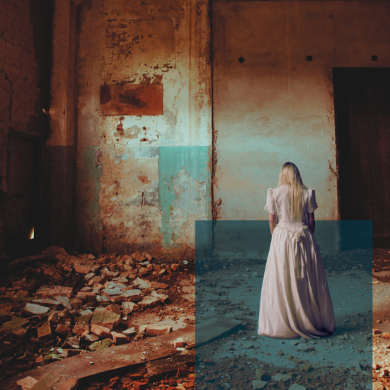 kvinde med ryggen til i forladt hus