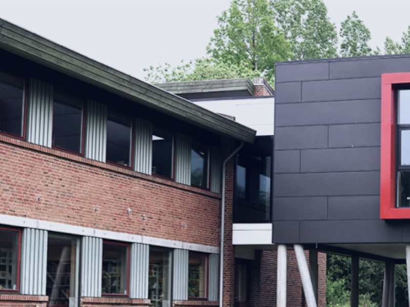 Børkop Bibliotek set fra haven.