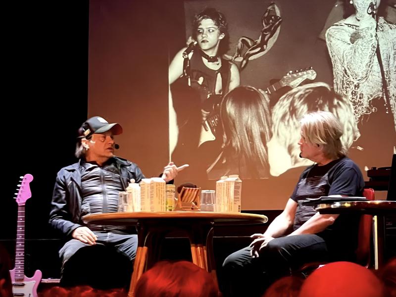 Peter Peter og Jan Poulsen på scenen i maj 2024.