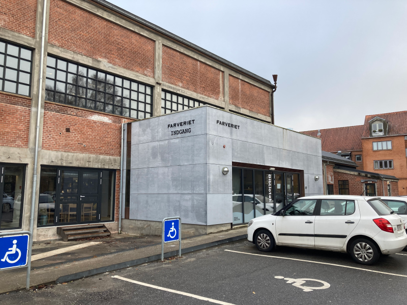 Indgangen til Vejle Bibliotek - Farveriet.