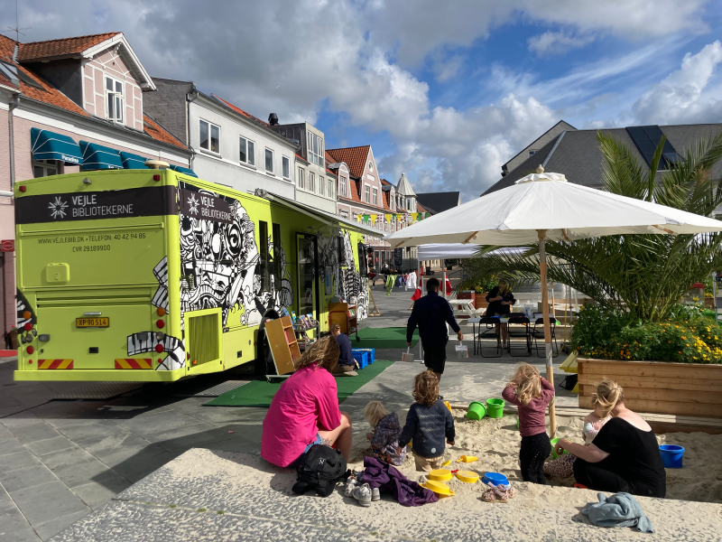 Biblioteksbussen til feriesjov på Nørretorv i 2022.