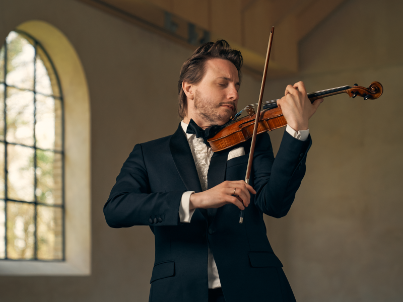 Niklas Walentin spiller violin.