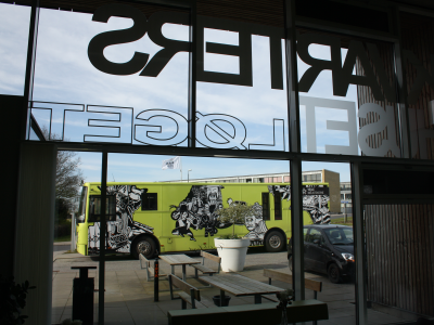 Biblioteksbussen foran Kvartershuset i Løget