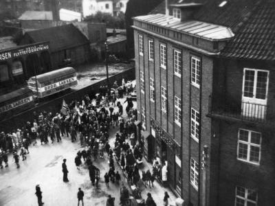 Befrielsen fejres 1945 i Nyboesgade. (Fotograf: ukendt.) (Foto: Vejle Stadsarkiv, nr. B53386.)
