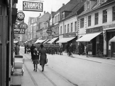 Tyske soldater marcherer gennem Nørregade. (Fotograf: ukendt.) (Foto: Vejle Stadsarkiv, nr. B53929.)