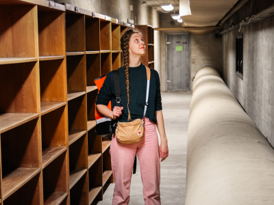 Foto af Maria Viftrup i kælderen under biblioteket.