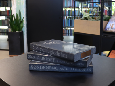 Foto af skulpturen 'Bøger jeg har boet i'.