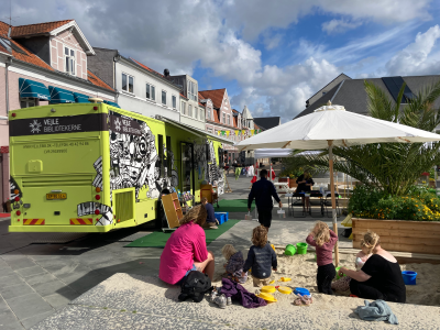 Biblioteksbussen til feriesjov på Nørretorv i 2022.
