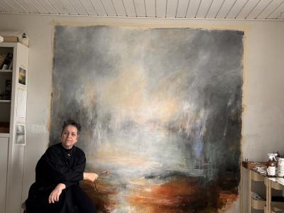 Pia Brix Thomsen på sit værksted ved et "Work in progress"-maleri.