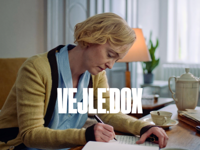 Stillbillede fra filmen som viser Astrid Lindgren, der skriver.