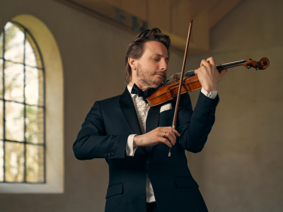 Niklas Walentin spiller violin.