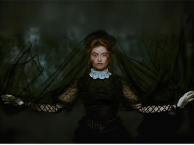 Kvinde klædt i gotisk stil kigger direkte ind i kameraet