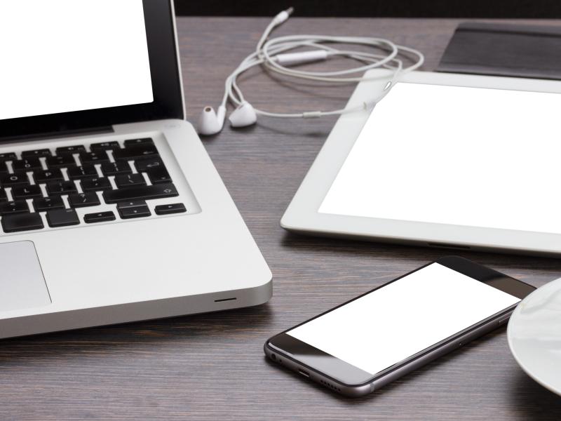 Foto af bærbar pc, mobiltelefon og tablet.
