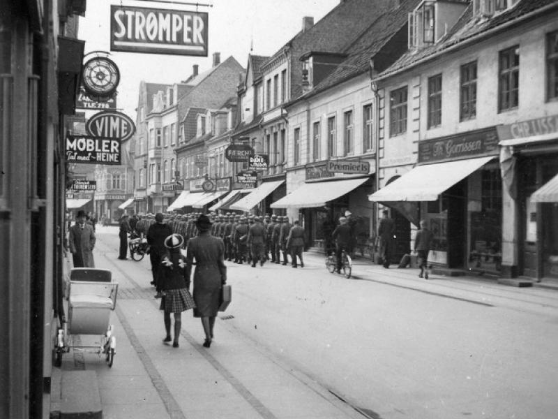 Tyske soldater marcherer gennem Nørregade. (Fotograf: ukendt.) (Foto: Vejle Stadsarkiv, nr. B53929.)