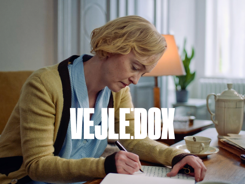 Stillbillede fra filmen som viser Astrid Lindgren, der skriver.