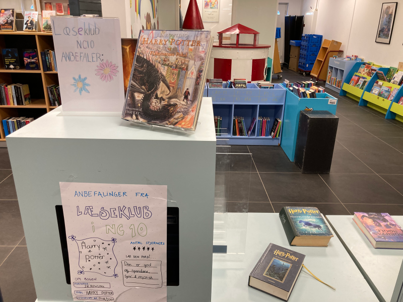 "Foto af udstilling med anbefalede bøger på Nørremarken Bibliotek"