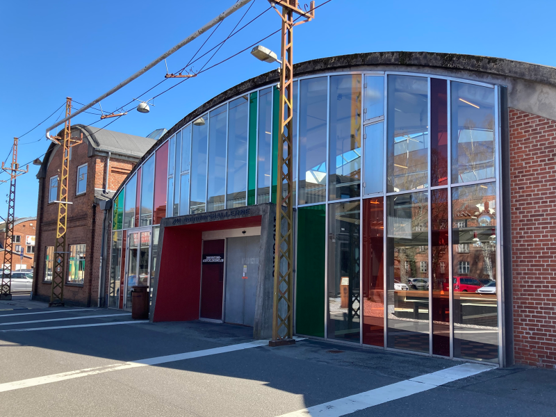 Foto af den ene hovedindgang til Spinderihallerne.