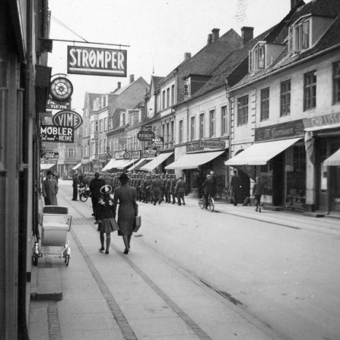 Tyske soldater marcherer gennem Nørregade. (Fotograf: ukendt.) (Foto: Vejle Stadsarkiv, nr. B53929.)