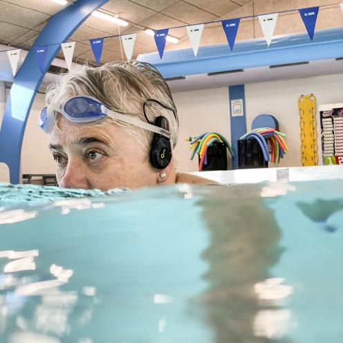 Kvinde med head-set og svømmebriller.