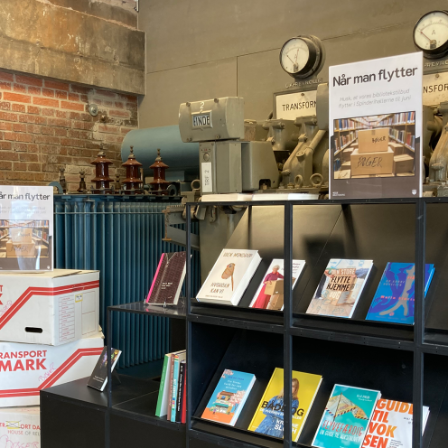 Foto af udstilling af bøger om flytning i Farveriets indgangsparti.