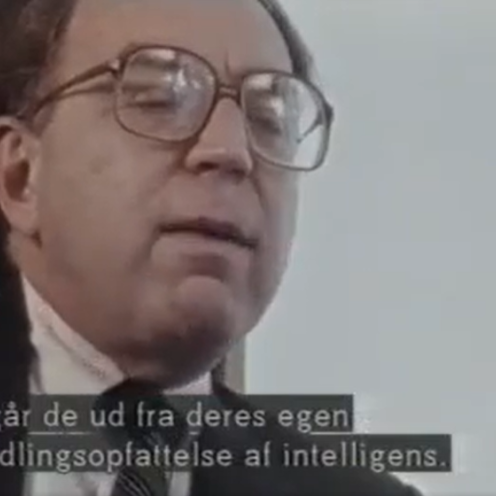 Mand udtaler sig om kunstig intelligens i et ældre tv-interview med ordene "[...] går de ud fra deres egen yndlingsopfattelse af intelligens.".