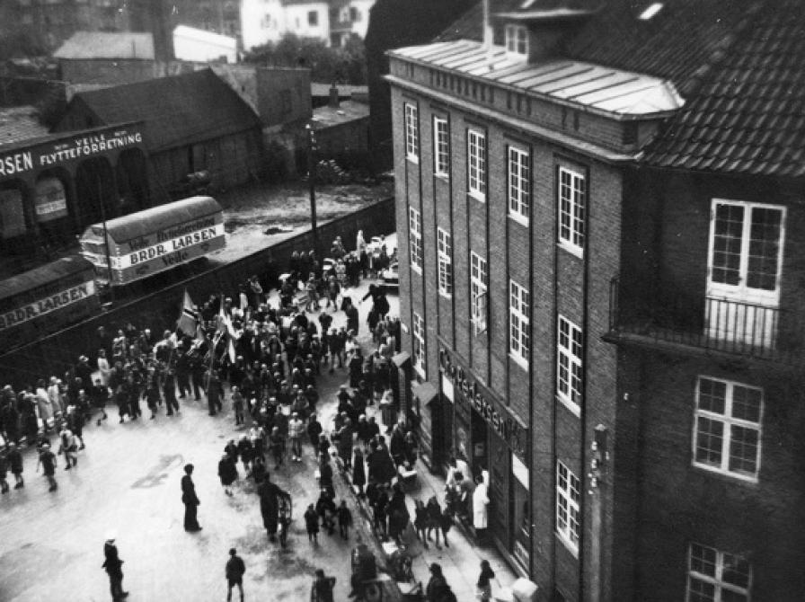 Befrielsen fejres 1945 i Nyboesgade. (Fotograf: ukendt.) (Foto: Vejle Stadsarkiv, nr. B53386.)