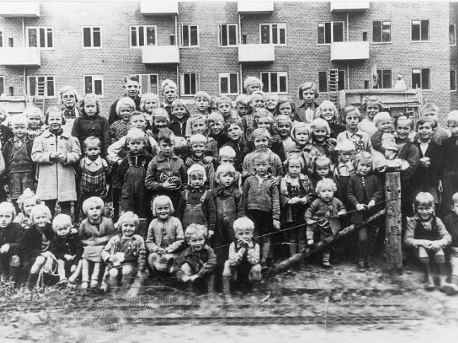 Børn i Mindegade, 1942, med boligblokken i Nyboesgade i baggrunden (Fotograf: ukendt.) (Foto: Vejle Stadsarkiv, nr. B61622.)