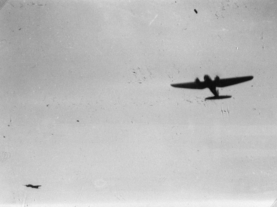 Tyske flyvemaskiner over Vejle, 9. april 1940. (Fotograf: Anders Enevig.) (Foto: Vejle Stadsarkiv, nr. B61738)