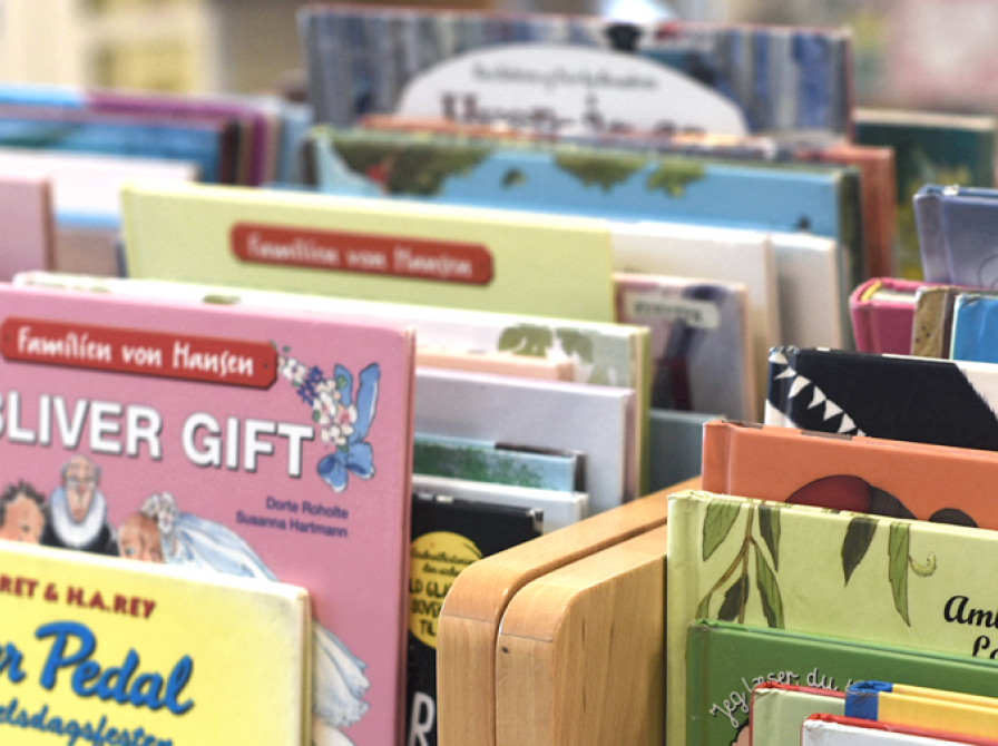 Billedbøger i en bogkrybbe.