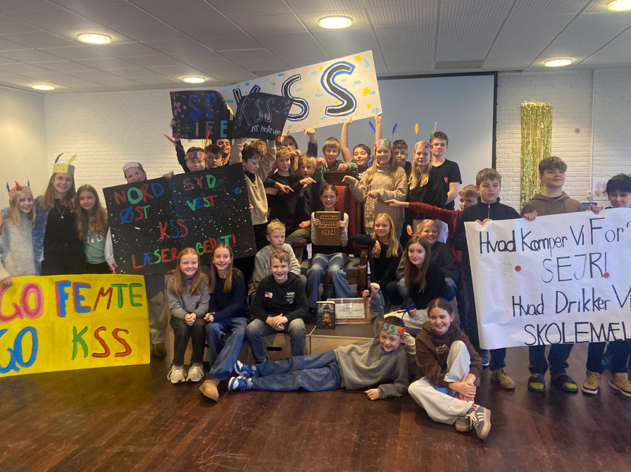 Gruppefoto af vinderen 2024 og hendes klasse.