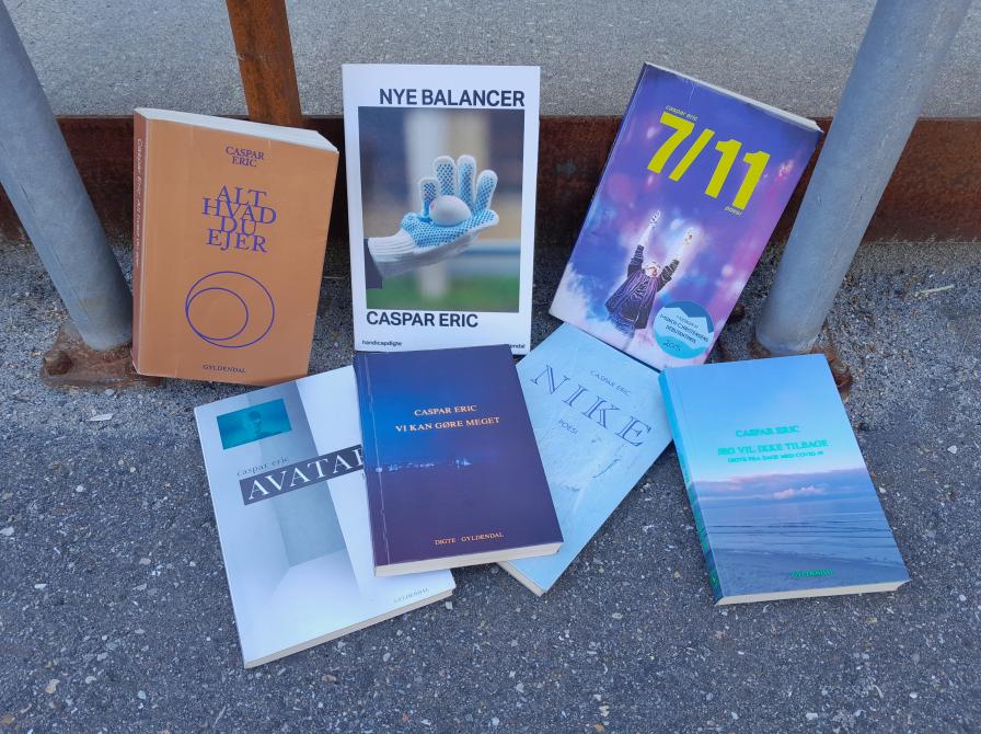 Foto med bøger af Caspar Eric