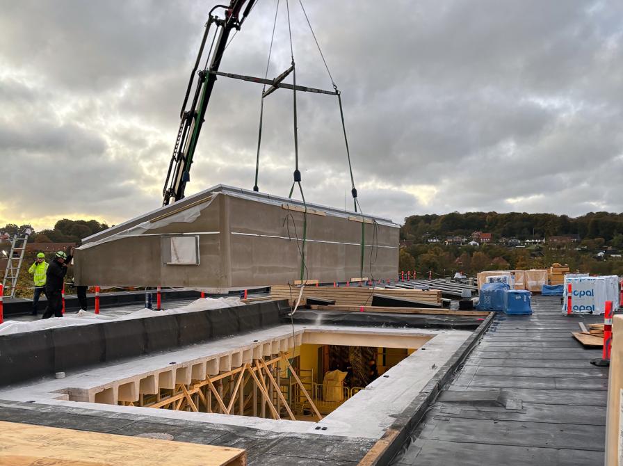 Kran placerer ovenlysvinduet på taget.