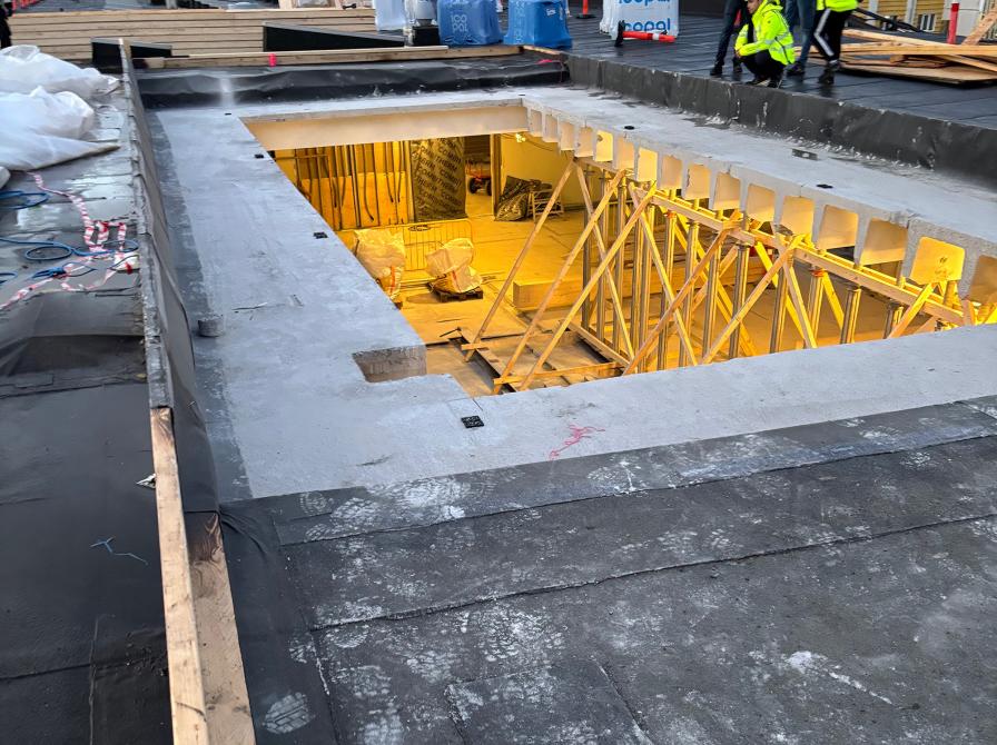 Hul i taget på det gamle bibliotek, hvor ovenlysvinduet skal sidde.