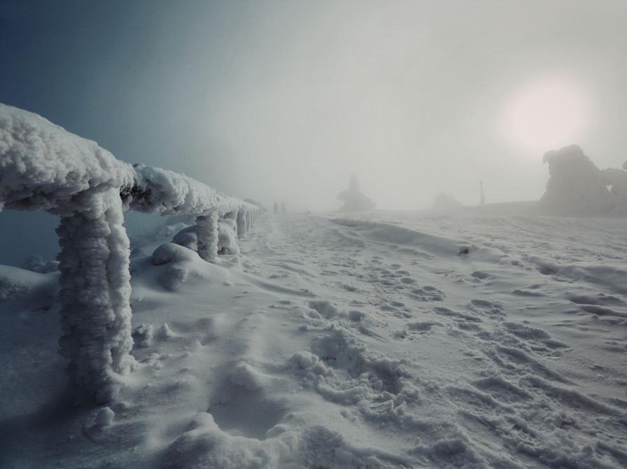 Et snelandskab i tusmørke.