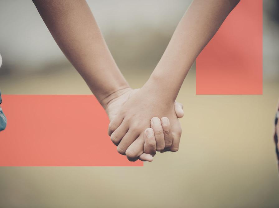 To børn holder i hånd.