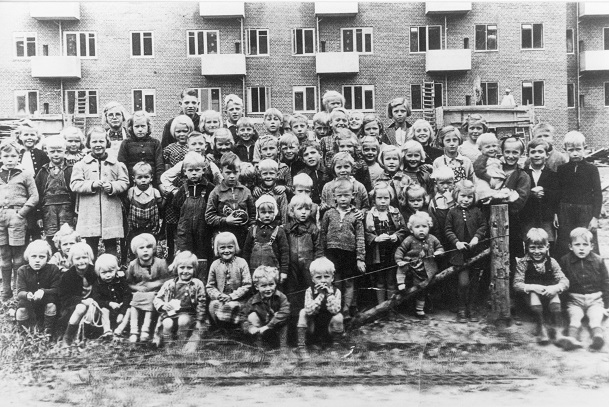 Børn i Mindegade, 1942, med den nyopførte boligblok i Nyboesgade i baggrunden