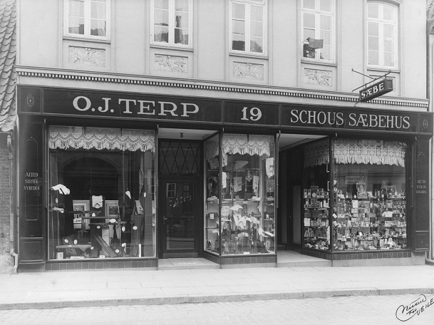 Skræddermester O.J. Terps butik, Søndergade 19, i 30&#039;erne